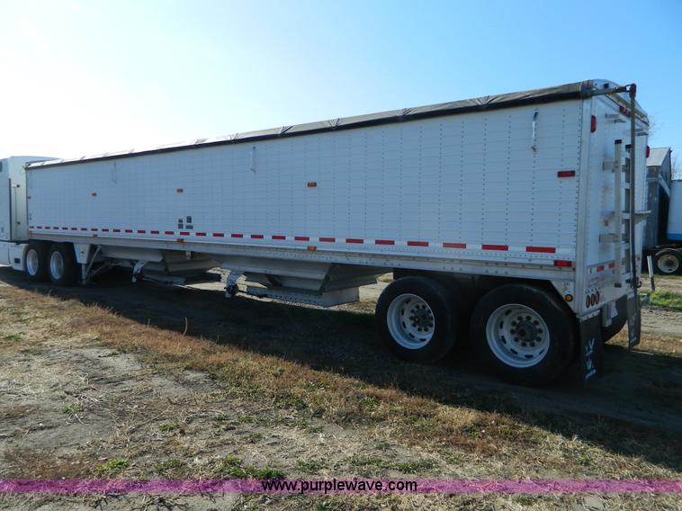 image for item G7655 2001 Wilson Pace Setter 43' double hopper grain trailer