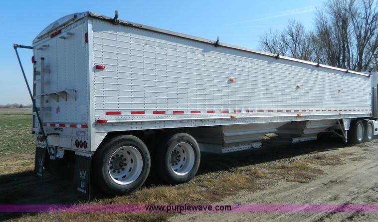 image for item G7655 2001 Wilson Pace Setter 43' double hopper grain trailer