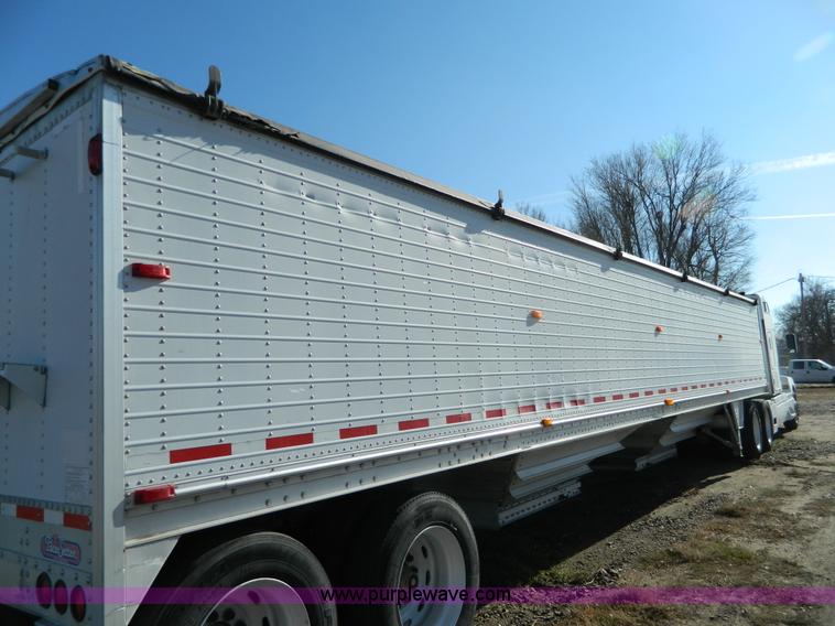 image for item G7655 2001 Wilson Pace Setter 43' double hopper grain trailer