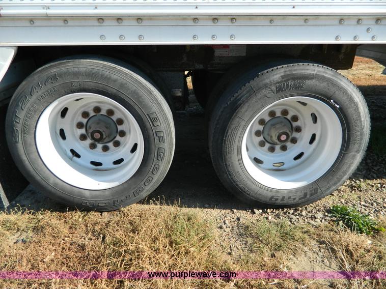 image for item G7655 2001 Wilson Pace Setter 43' double hopper grain trailer