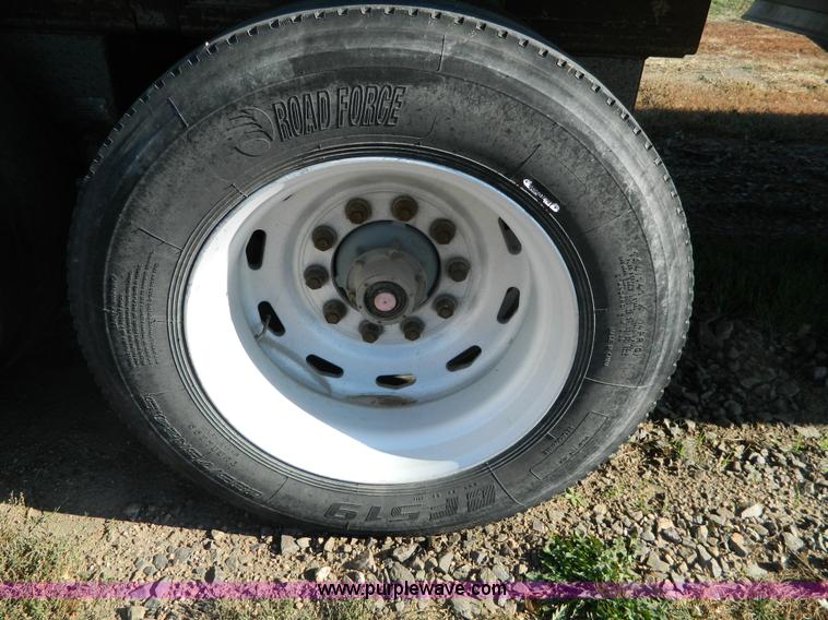 image for item G7655 2001 Wilson Pace Setter 43' double hopper grain trailer