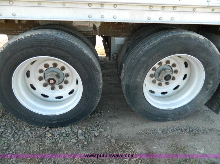 image for item G7655 2001 Wilson Pace Setter 43' double hopper grain trailer