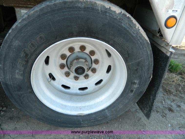 image for item G7655 2001 Wilson Pace Setter 43' double hopper grain trailer