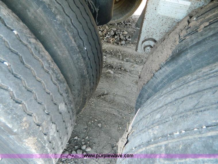 image for item G7655 2001 Wilson Pace Setter 43' double hopper grain trailer