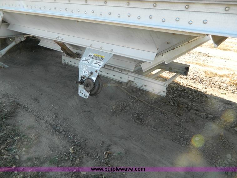 image for item G7655 2001 Wilson Pace Setter 43' double hopper grain trailer