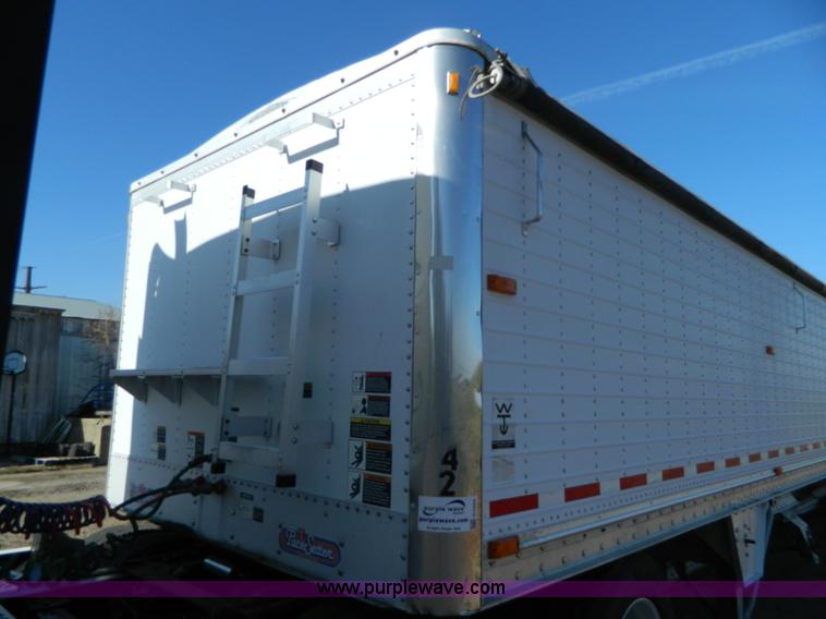image for item G7655 2001 Wilson Pace Setter 43' double hopper grain trailer