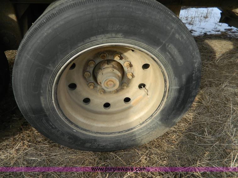 image for item G7683 1993 Merritt 43' double hopper grain trailer