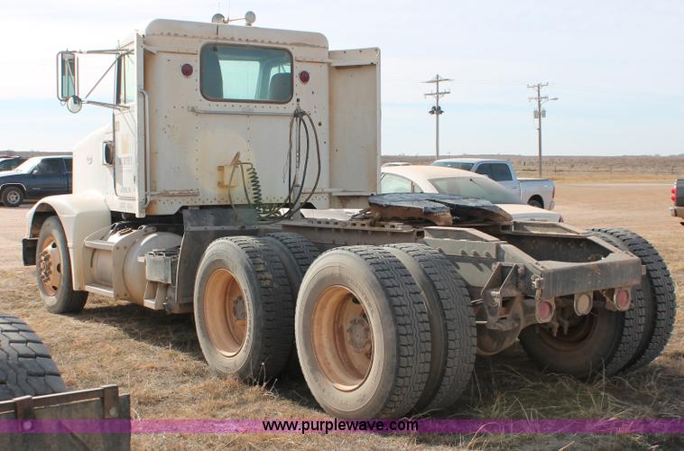 image for item O9356 1994 Peterbilt 375 semi truck