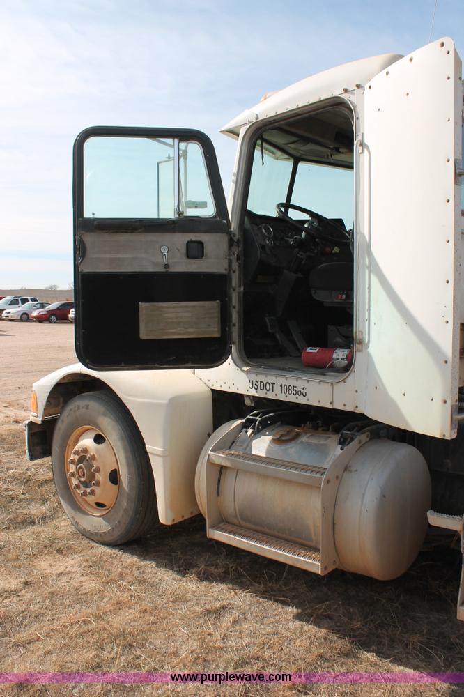 image for item O9356 1994 Peterbilt 375 semi truck