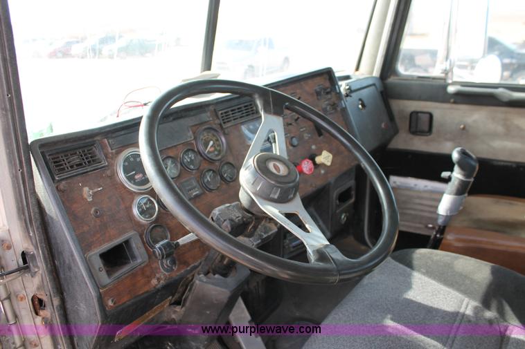 image for item O9356 1994 Peterbilt 375 semi truck