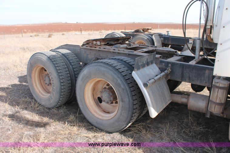 image for item O9356 1994 Peterbilt 375 semi truck