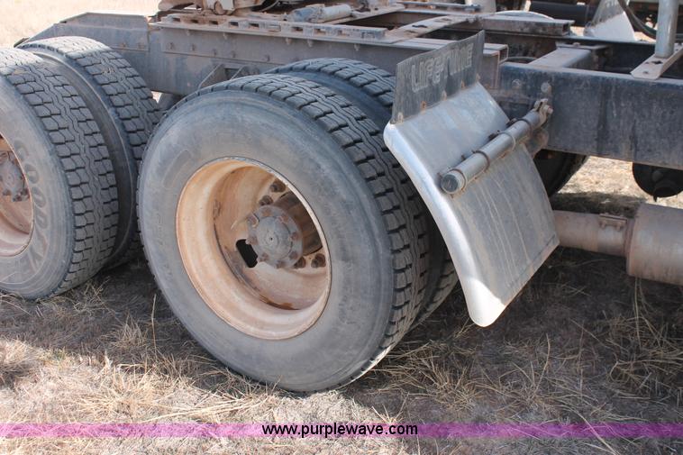 image for item O9356 1994 Peterbilt 375 semi truck