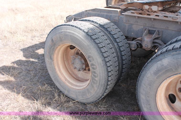 image for item O9356 1994 Peterbilt 375 semi truck