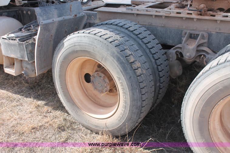 image for item O9356 1994 Peterbilt 375 semi truck