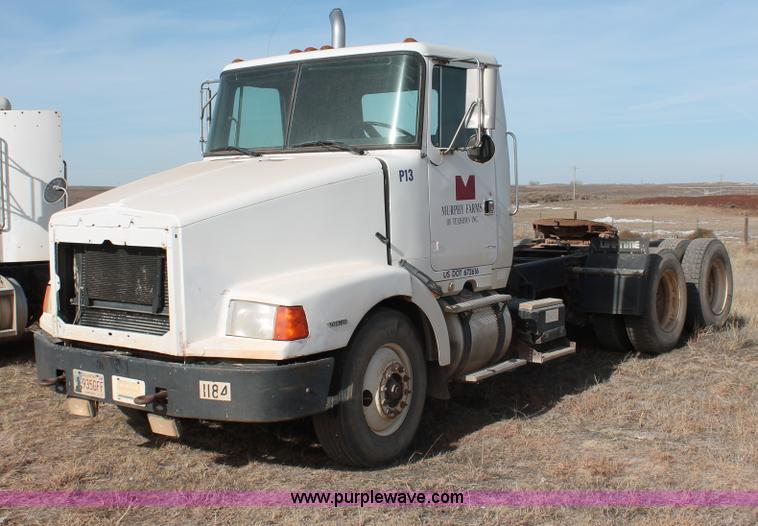 image for item O9357 1996 Volvo WCA semi truck
