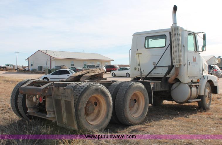image for item O9357 1996 Volvo WCA semi truck