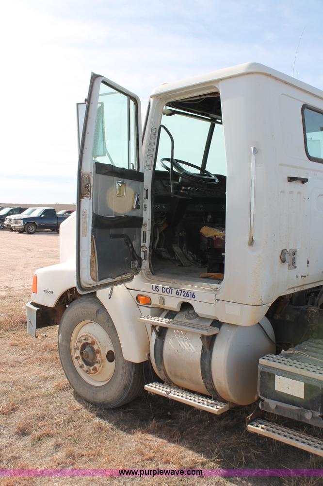 image for item O9357 1996 Volvo WCA semi truck