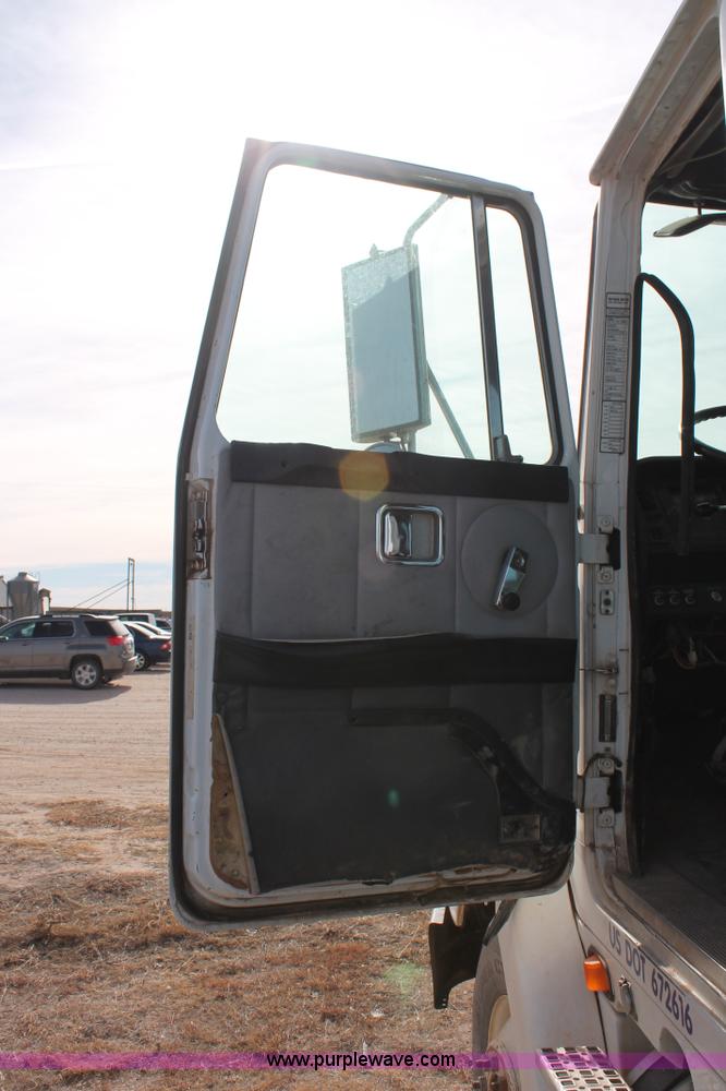 image for item O9357 1996 Volvo WCA semi truck