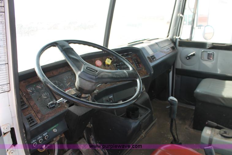 image for item O9357 1996 Volvo WCA semi truck