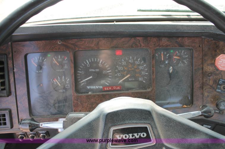 image for item O9357 1996 Volvo WCA semi truck