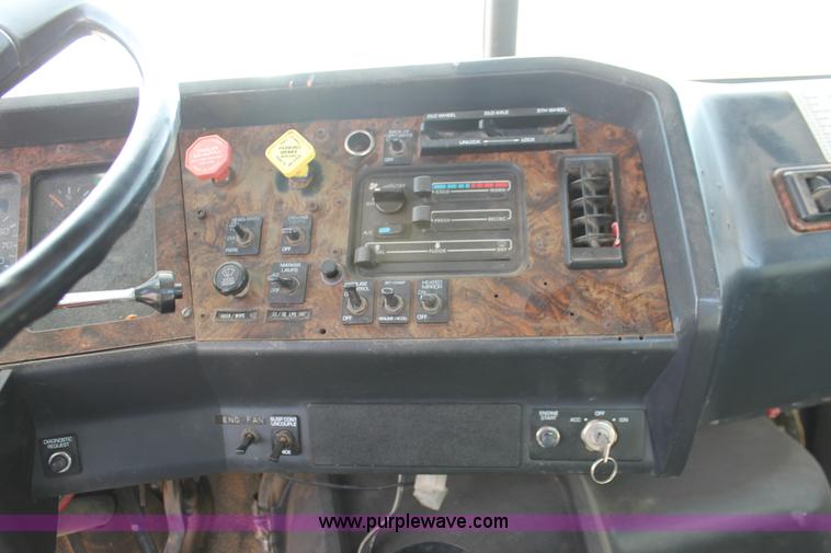 image for item O9357 1996 Volvo WCA semi truck