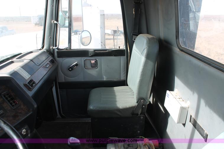 image for item O9357 1996 Volvo WCA semi truck