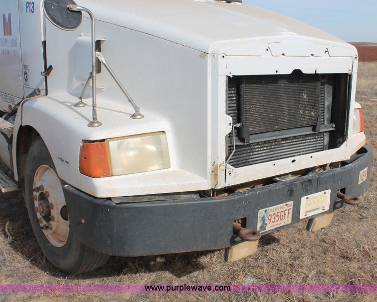 image for item O9357 1996 Volvo WCA semi truck