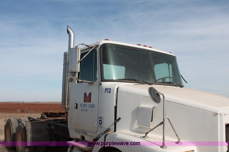 image for item O9357 1996 Volvo WCA semi truck