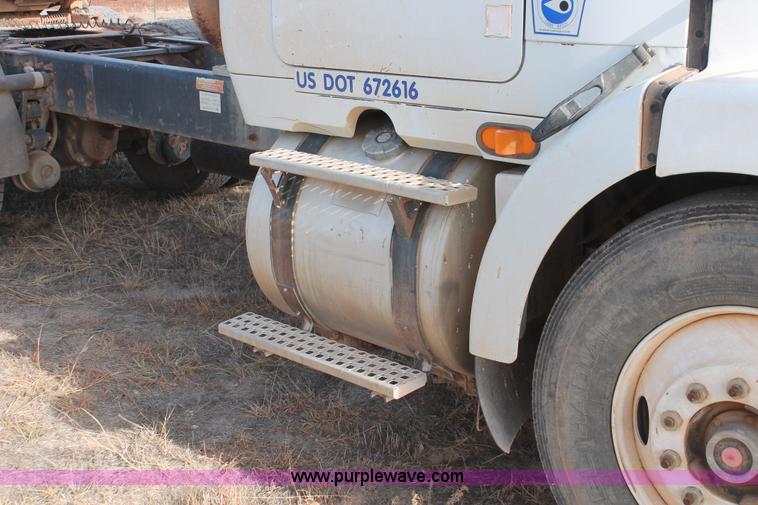 image for item O9357 1996 Volvo WCA semi truck