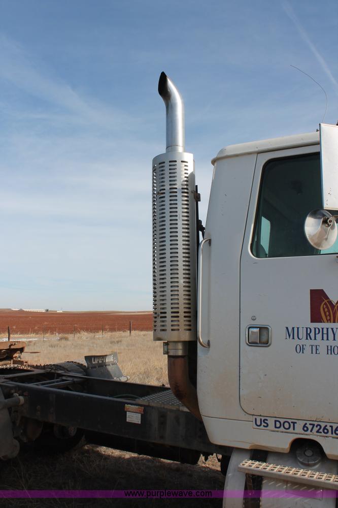 image for item O9357 1996 Volvo WCA semi truck