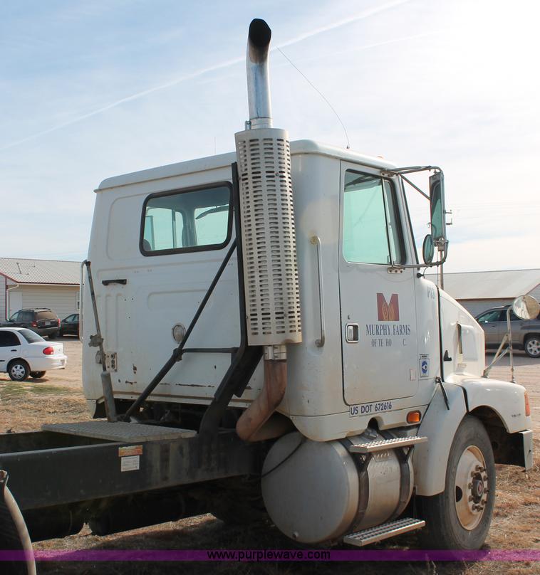 image for item O9357 1996 Volvo WCA semi truck