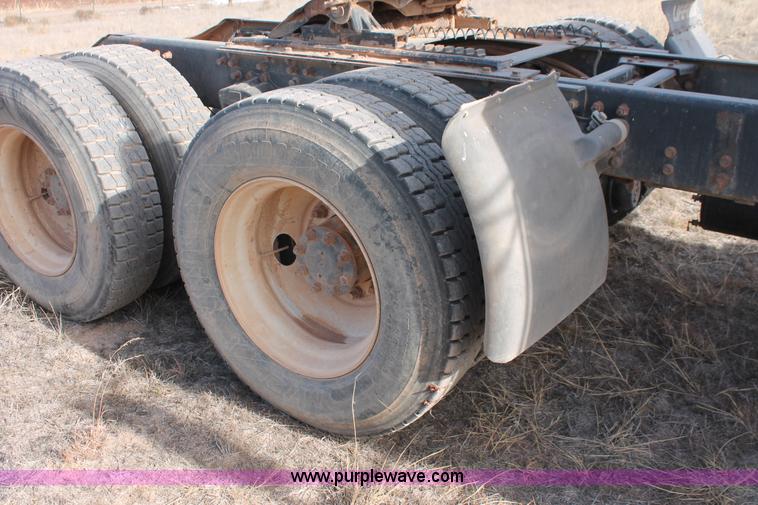 image for item O9357 1996 Volvo WCA semi truck