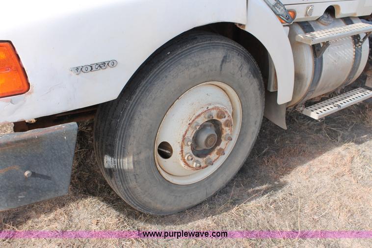 image for item O9357 1996 Volvo WCA semi truck