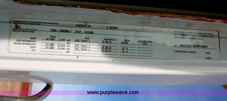 image for item O9357 1996 Volvo WCA semi truck