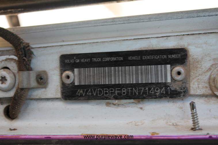 image for item O9357 1996 Volvo WCA semi truck