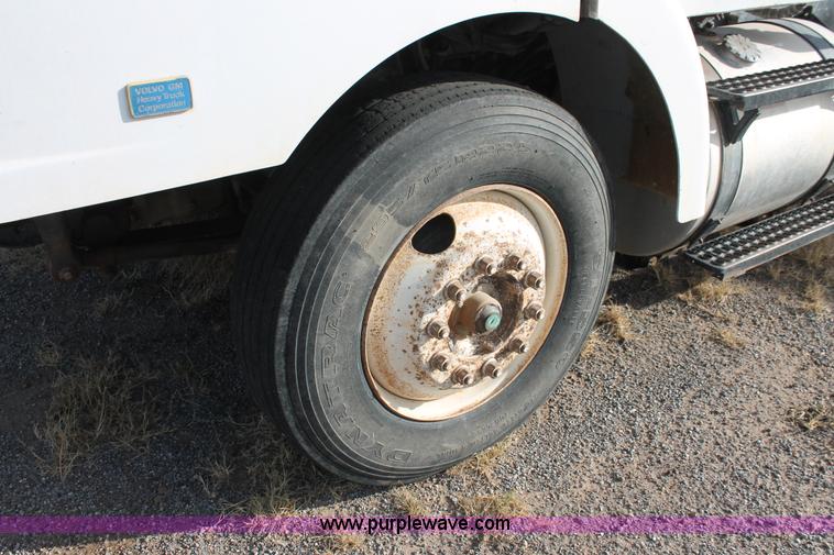 image for item O9361 1990 Volvo White GMC WG42T semi truck