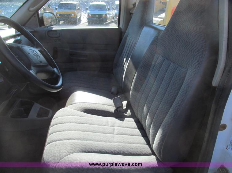 image for item E3626 2001 Dodge Dakota pickup truck