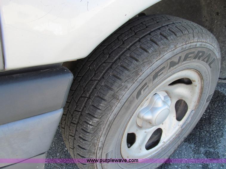 image for item E3629 2002 Ford F150 XL pickup truck