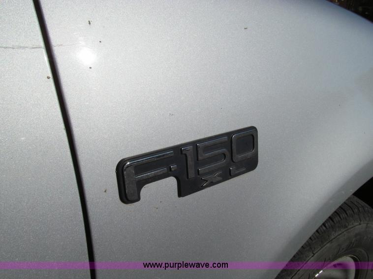 image for item E3629 2002 Ford F150 XL pickup truck