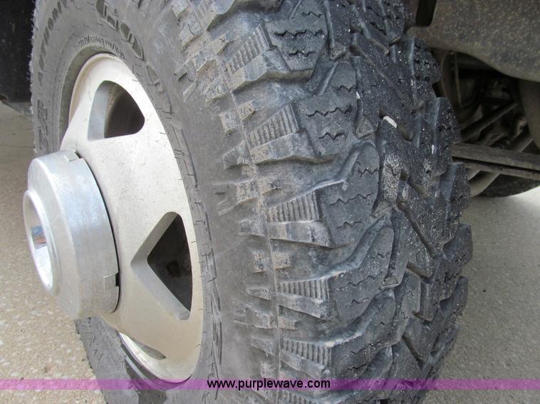 image for item E3636 2003 Ford F350 XLT Super Duty pickup truck