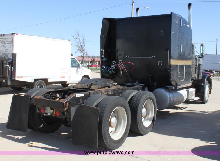image for item E4258 1994 Peterbilt 379 semi truck