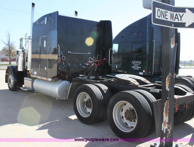 image for item E4258 1994 Peterbilt 379 semi truck