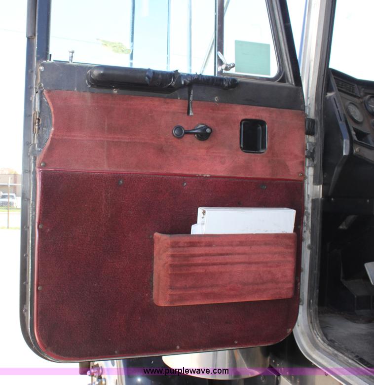 image for item E4258 1994 Peterbilt 379 semi truck