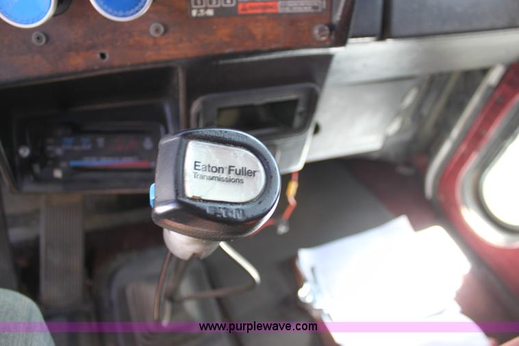 image for item E4258 1994 Peterbilt 379 semi truck