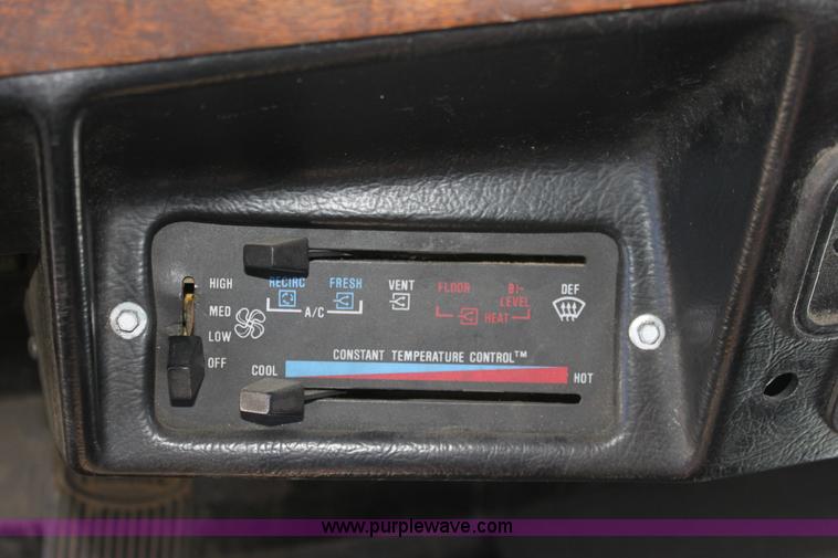 image for item E4258 1994 Peterbilt 379 semi truck