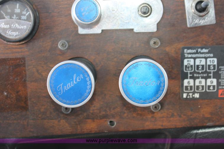 image for item E4258 1994 Peterbilt 379 semi truck