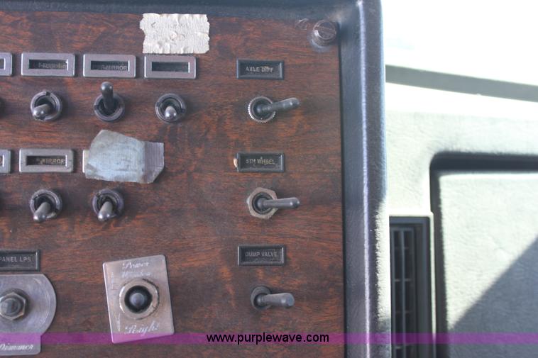 image for item E4258 1994 Peterbilt 379 semi truck