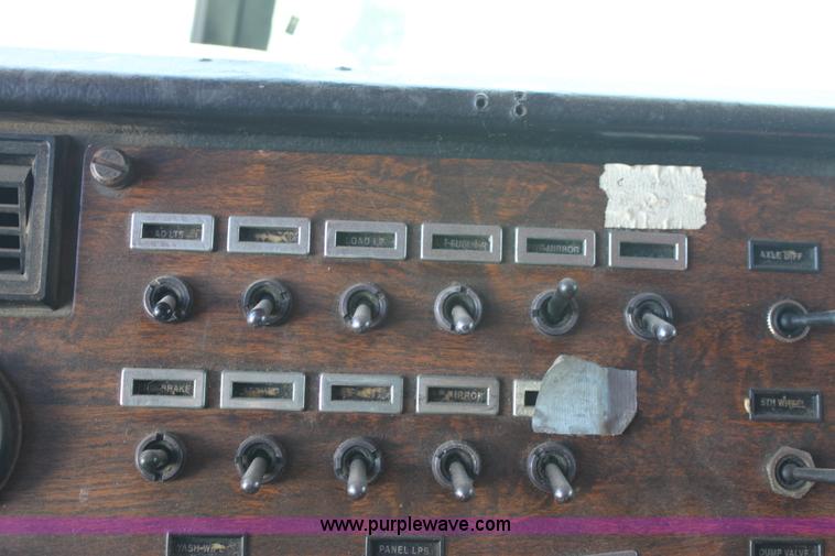 image for item E4258 1994 Peterbilt 379 semi truck