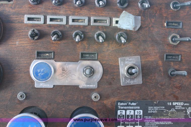 image for item E4258 1994 Peterbilt 379 semi truck