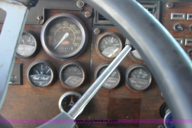 image for item E4258 1994 Peterbilt 379 semi truck